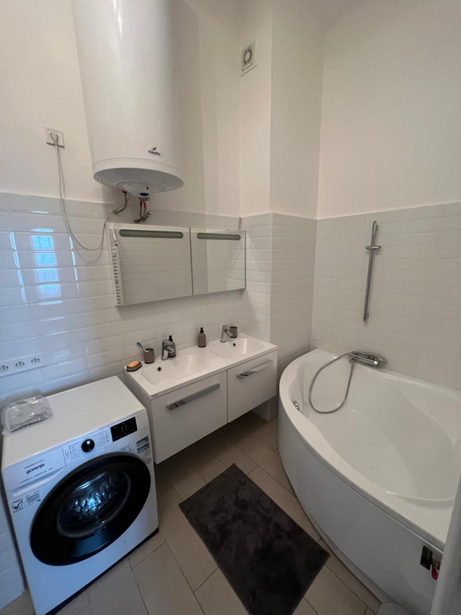 Azure King Residence In The Heart Of بودابست المظهر الخارجي الصورة